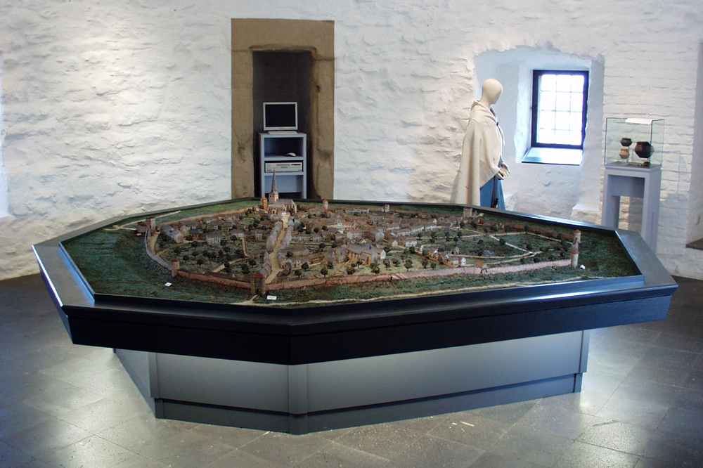 Der neue Sockel ist kleiner und wird beleuchtet. Dadurch ist der Modelltisch nicht so wuchtig und das Modell kommt besser zur Geltung.