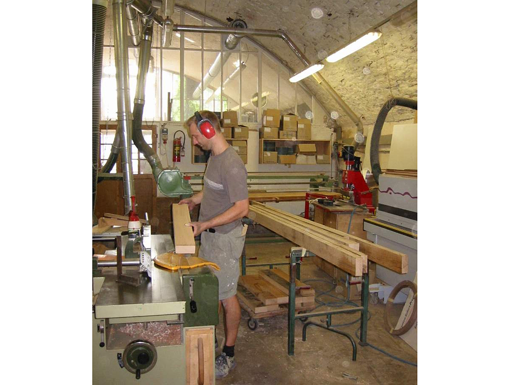 Nun kommt das "Abrichten": Die Bretter erhalten zwei rechtwinklig gehobelte Seiten, damit sie später genau aneinander passen.